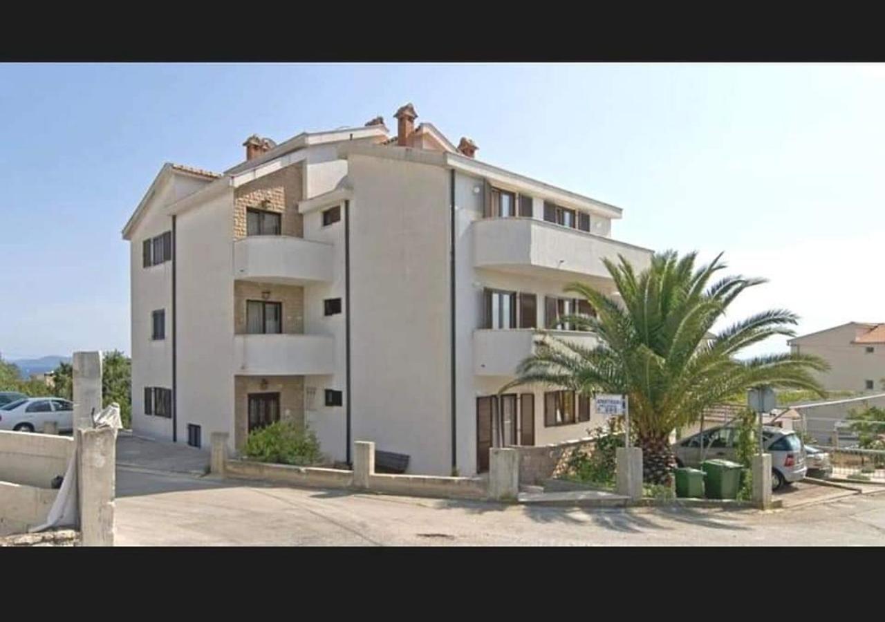 Apartment With Heated Pool And Sea View Трогир Экстерьер фото